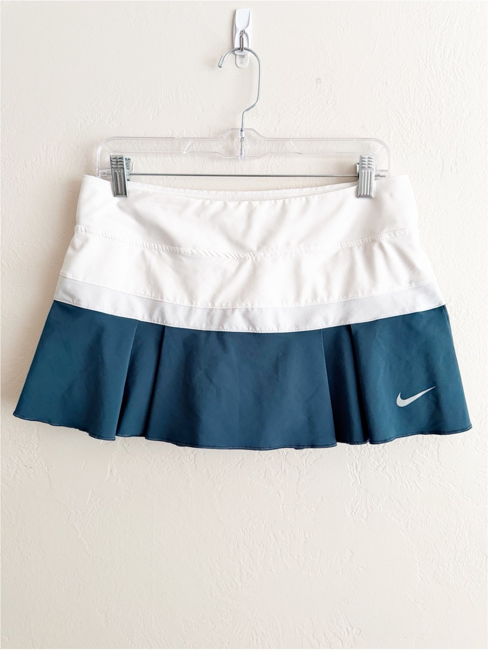 Nike Women's Two-Tone White and Blue Athletic Mini Skirt size Medium